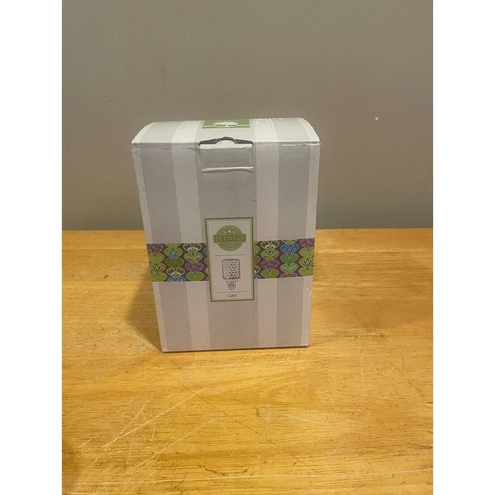Scentsy‎ GEO PLUG IN Glass Wall Wax Warmer Mini Night Lite Discontinued NIB